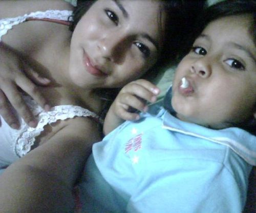 my sis owwww sooooo beautiful like her sister