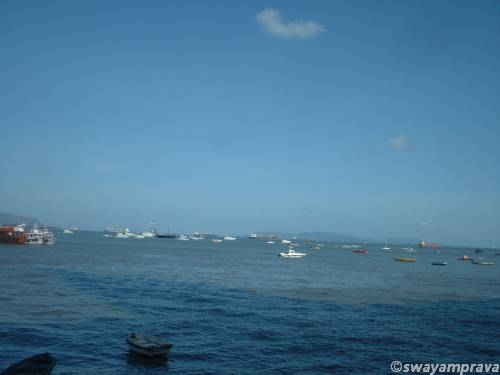 boats-and-ships-in-gateway-of-india.jpg